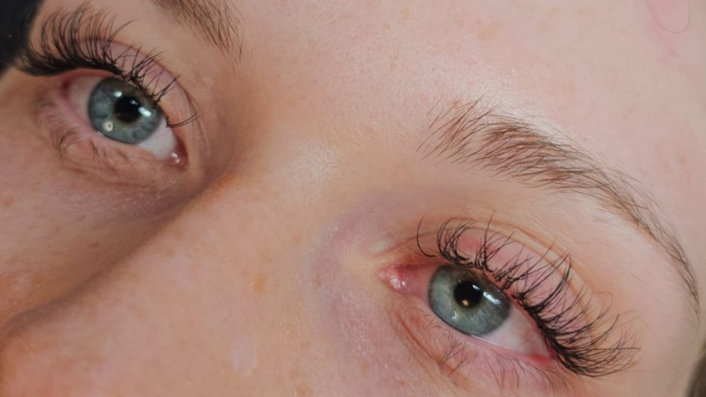Professionelle 1:1 Wimpernverlängerung bei junger Frau in Mannheim