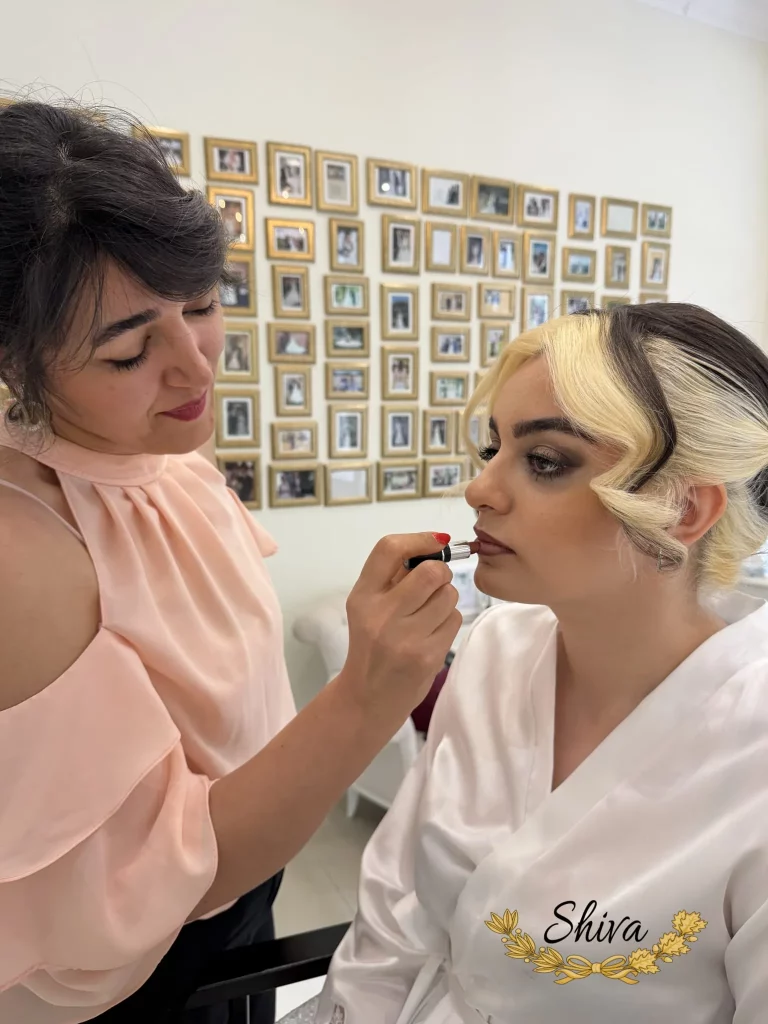 Make-up Artistin beim präzisen Auftragen des Lippenstifts bei einer Braut in Mannheim.