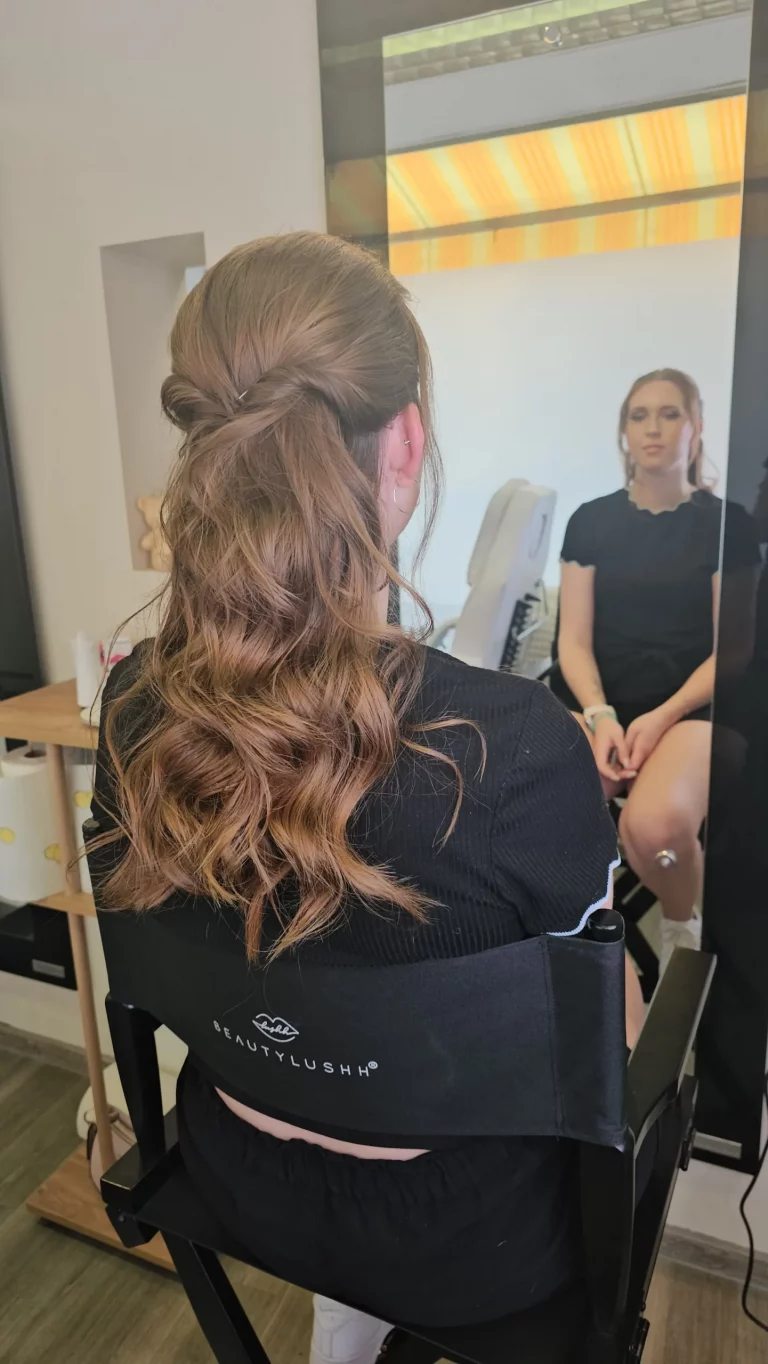 Braut beim professionellen Make-up vor dem Spiegel in Mannheim