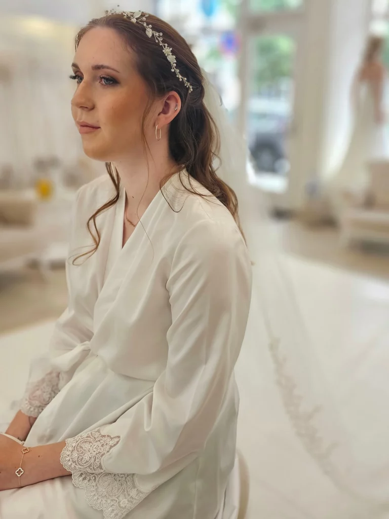 Braut Make-up und Hairstyling in Mannheim mit elegantem Brautkleid und Schleier