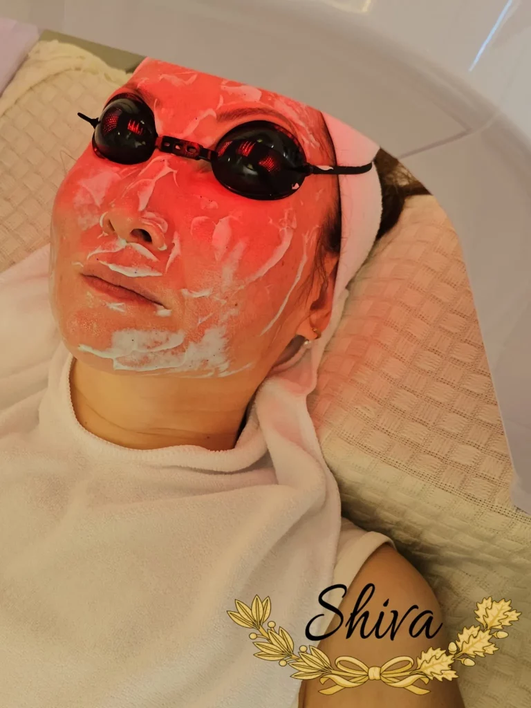 Kundin erhält eine beruhigende LED Lichttherapie während der Aquafacial Behandlung in der Shiva Beauty Lounge Mannheim.