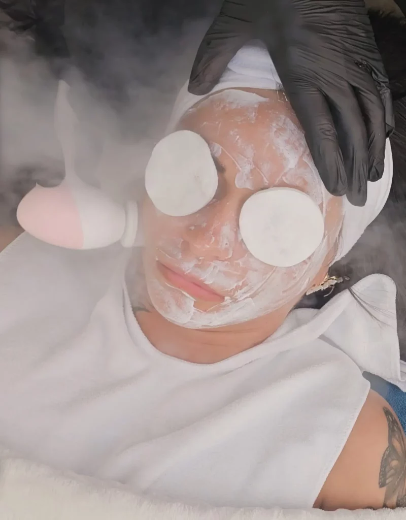 Sanftes Aqua Peeling zur Ablösung von Hornzellen bei einem Aquafacial in der Shiva Beauty Lounge Mannheim.