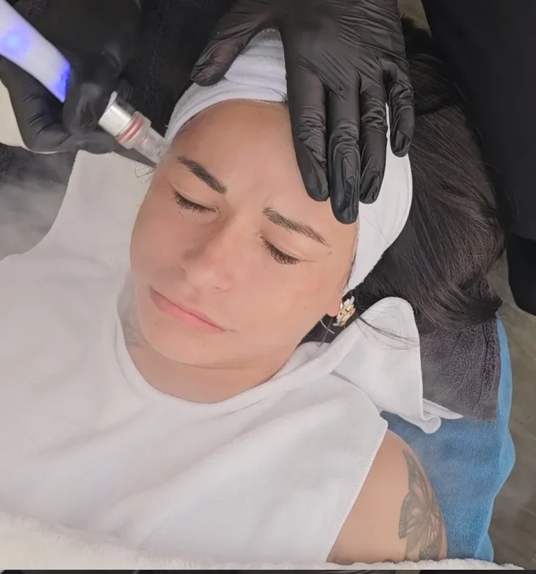 Intensives Einschleusen von Hyaluronsäure und Vitaminen mit dem Aquafacial Gerät bei Shiva Beauty Lounge.
