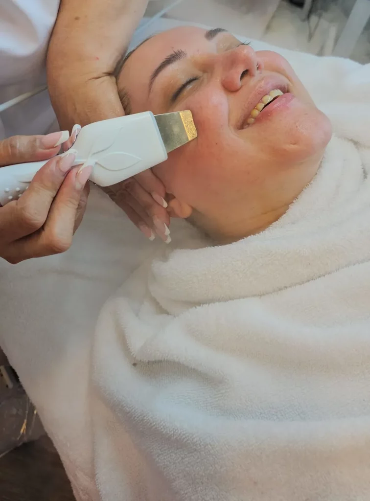 Professionelle Hautreinigung mit dem Ultraschall Skin Scrubber während einer Aquafacial Behandlung in Mannheim.